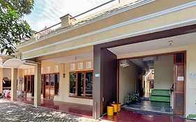 Tini'S Guest House Malang Mitra Reddoorz